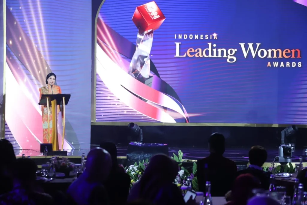 Amalia Adininggar Raih Outstanding Leader di National Data Governance – CNN Indonesia Leading Women Awards 2026