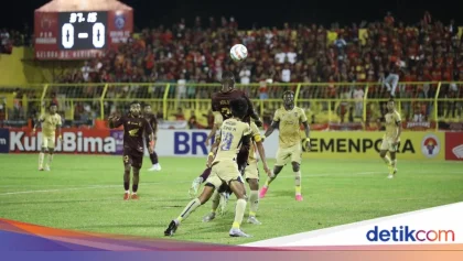 Arema FC Menggila, Menang Telak 3-0 atas PSM Makassar