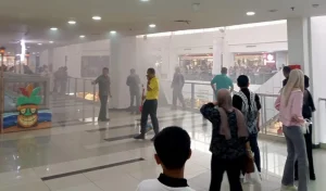 Asap Tebal Menyelimuti Palembang Indah Mall, Pengunjung Panik Berhamburan Keluar