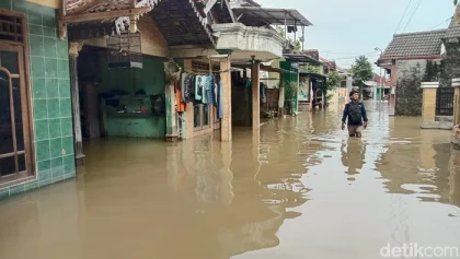 Banjir di Pati Berangsur Surut, Warga Tetap Bertahan di Rumah
