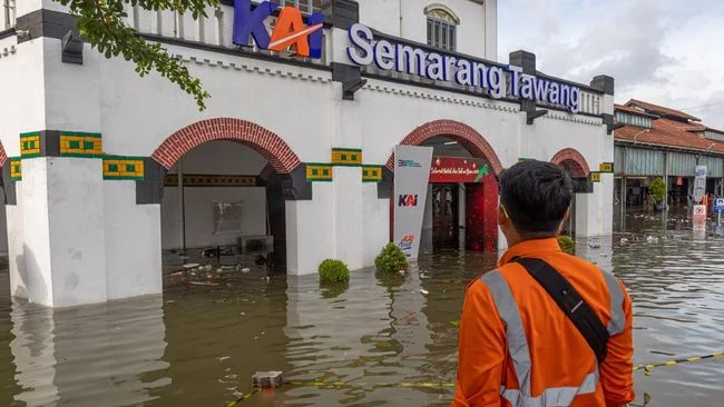 Banjir Semarang: Ratusan KK Terdampak, Dua Orang Tewas