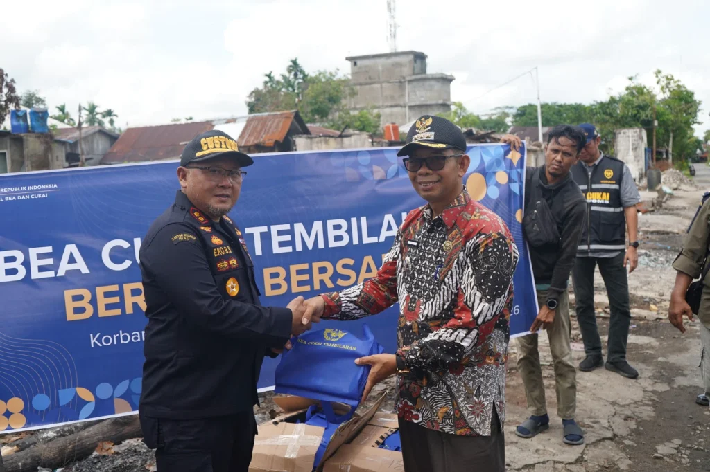Bea Cukai Tembilahan Salurkan Bantuan untuk Korban Kebakaran di Pulau Kijang