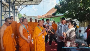 Biksu Thudong Tiba di Semarang, Agustina Ingin Menyerap Energi Kedamaian