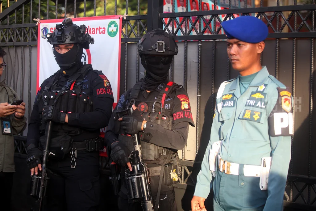 Brimob Jaga Ketat Gedung di Hayam Wuruk Jakbar, Dugaan Judi Online Internasional