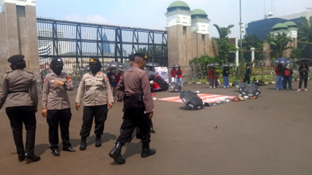 Buruh Geruduk Gedung DPR Bawa Replika Rudal, Protes Tenaga Kerja Makin Panas