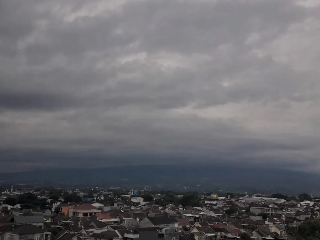 Cuaca Malang Hari Ini: Gerimis Pagi Hingga Hujan Lebat Sore, Ramalan BMKG Juanda