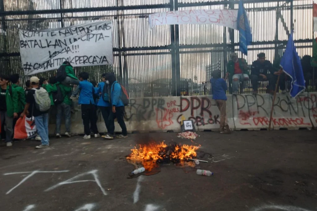 Demo di DPR: Buruh dan Mahasiswa Bakar Ban serta Nyalakan Flare Menuntut Perubahan