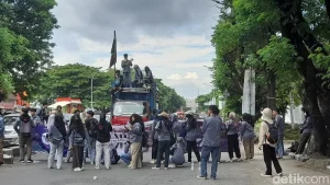 Demo Hardiknas di Makassar Hingga Magrib Bikin Pengguna Jalan Murka