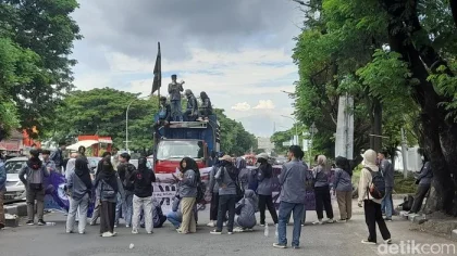 Demo Hardiknas di Makassar Hingga Magrib Bikin Pengguna Jalan Murka