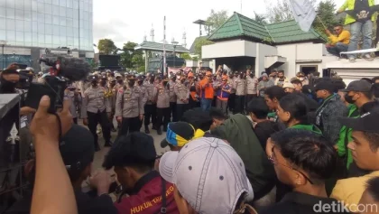 Demo Kantor Gubernur Kaltim Ricuh, 5 Polisi Luka dan Polwan Pingsan