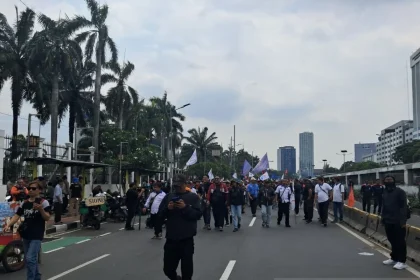 Demonstrasi Buruh di Depan DPR: Tekanan pada UU Ketenagakerjaan dan Reformasi Pengupahan