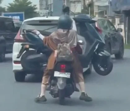 Emak-emak di Makassar Angkut Motor Pakai Motor, Berujung Ditilang Polisi