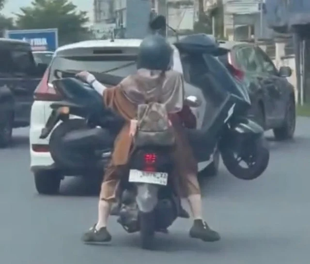 Emak-emak di Makassar Angkut Motor Pakai Motor, Berujung Ditilang Polisi