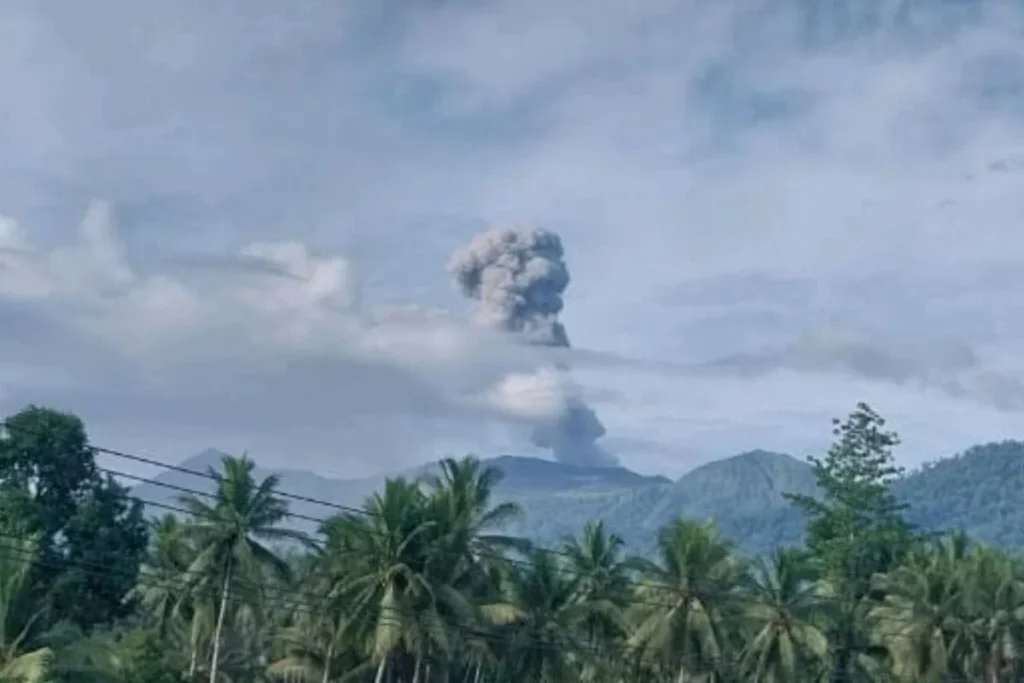 Erupsi Gunung Dukono: 17 Orang Dievakuasi di Halmahera Utara