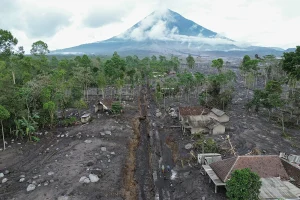 Erupsi Gunung Semeru: Awan Panas Meluncur 2,5 Kilometer