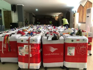 Garuda Serahkan 49 Koper Cadangan untuk Ganti Koper Jemaah Haji yang Rusak