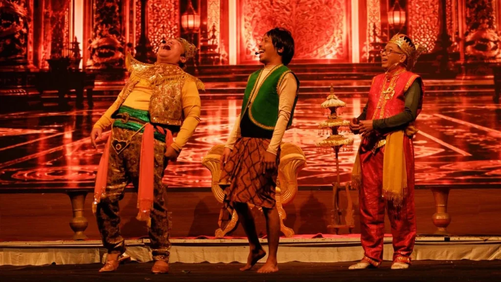 Gelak Tawa dalam Pertunjukan Lawak Teater di Keraton Siluman