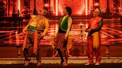 Gelak Tawa dalam Pertunjukan Lawak Teater di Keraton Siluman