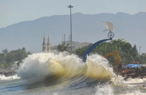 Gelombang Tinggi 4 Meter Ancam Perairan Indonesia