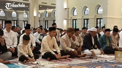Gibran Ajak Jan Ethes Salat Idul Adha di Istiqlal, Penampilannya Curi Perhatian