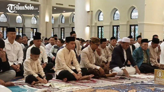 Gibran Ajak Jan Ethes Salat Idul Adha di Istiqlal, Penampilannya Curi Perhatian