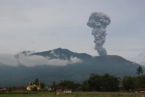 Gunung Marapi di Sumatera Barat Semburkan Abu Vulkanik Setinggi 2.000 Meter