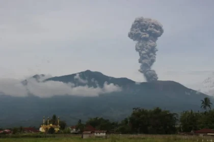 Gunung Marapi di Sumatera Barat Semburkan Abu Vulkanik Setinggi 2.000 Meter