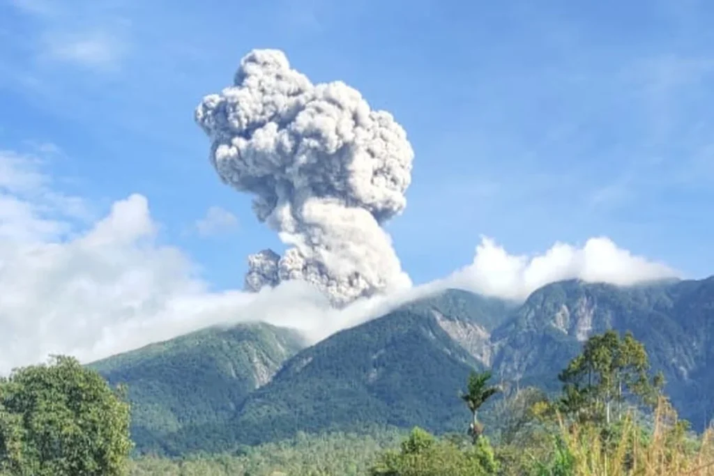 Gunung Marapi Meletus, Semburkan Abu Vulkanik Setinggi 500 Meter