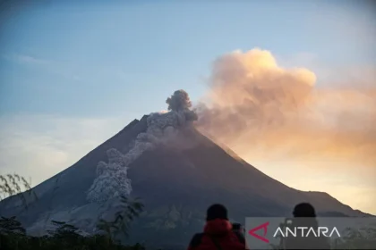 Gunung Merapi Semburkan Awan Panas, Masyarakat Diimbau Menjauh