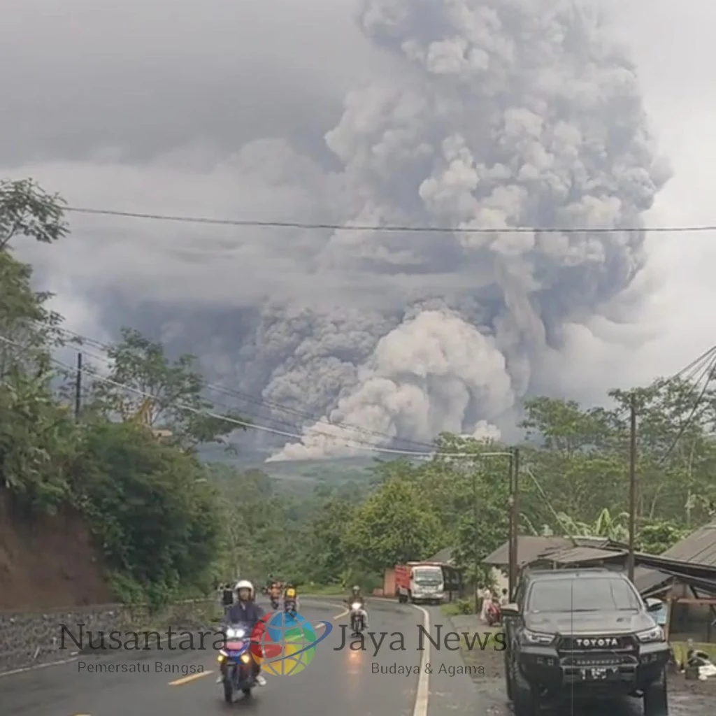 Gunung Semeru Erupsi, Muntahkan Awan Panas Guguran di Malam Hari