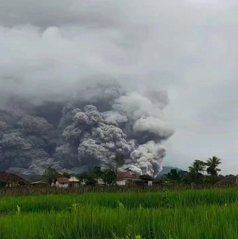 Gunung Semeru Erupsi, Waspada Awan Panas Guguran