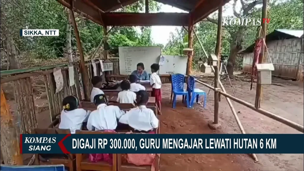 Guru Honorer NTT Tempuh 6 km Melintasi Hutan, Hanya Dapat Rp150 Ribu per Bulan
