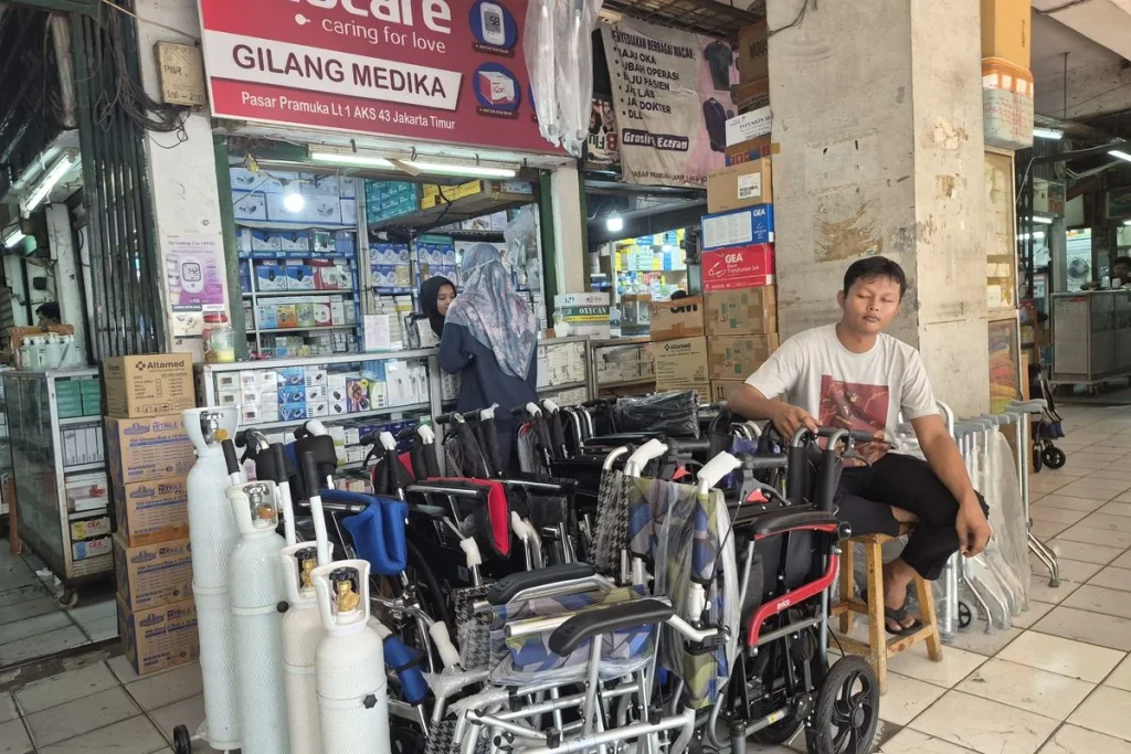 Harga Alat Kesehatan Melonjak, Omzet Pedagang Pasar Pramuka Merosot