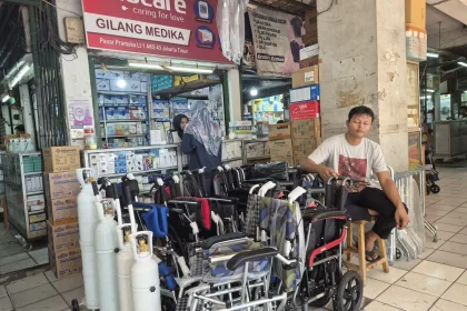 Harga Alat Kesehatan Melonjak, Omzet Pedagang Pasar Pramuka Merosot