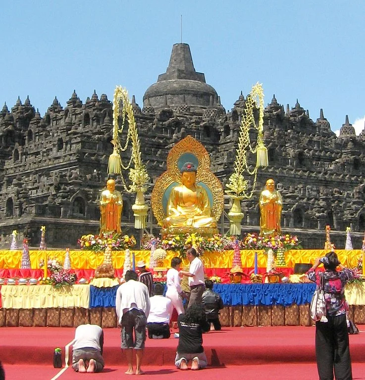 Hari Raya Waisak 2570 BE: Bundaran HI Dihiasi Ornamen Lampu Buddha