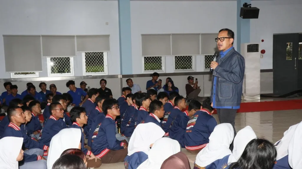 Indonesia Emas 2045: Wamendagri Bima Arya Ajak Anak Muda Tingkatkan Kualitas
