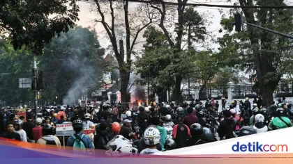Irjen Rudi Setiawan Ungkap Perusuh Berpakaian Serbahitam Lakukan Pembakaran Fasilitas Umum di Bandung