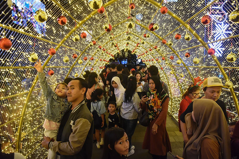 Jakarta Sambut Waisak di Bundaran HI: Diwarnai Lampu Hias, Warga Antusias