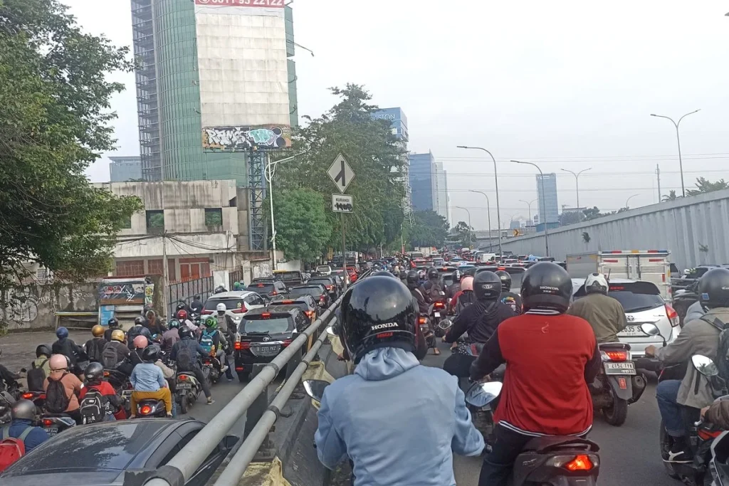 Jalan di Lenteng Agung Amblas, Lalu Lintas Macet Total