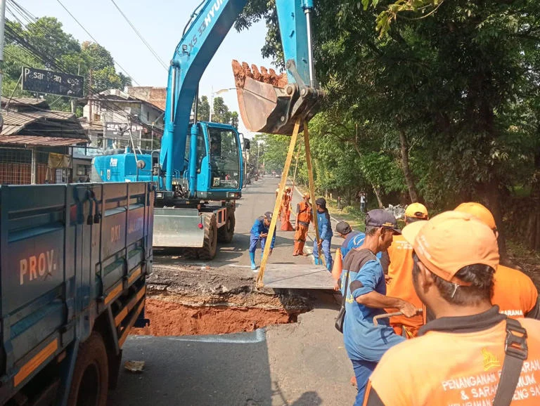Jalan Lenteng Agung Raya Macet Akibat Jalanan Amblas