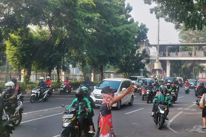 Jalan Lenteng Agung yang Amblas Kini Diperbaiki, Lalu Lintas Ramai Lancar