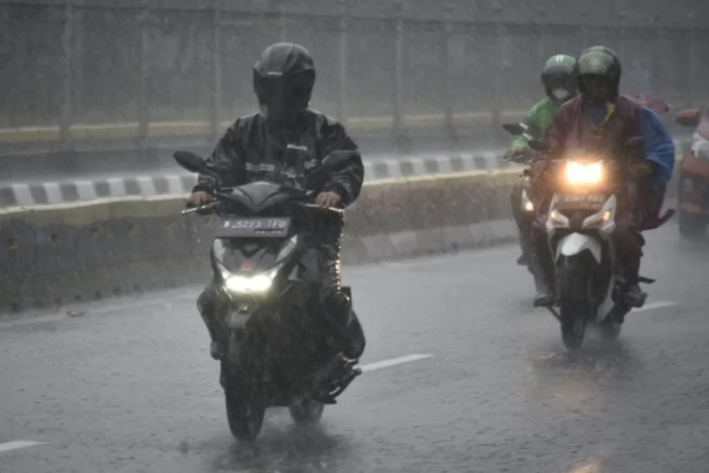 Jangan Sepelekan Air Hujan, Bisa Bikin Motor Brebet Sampai Mogok