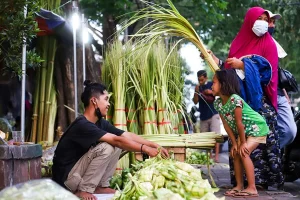 Jelang Idul Adha, Kulit Ketupat Banyak Diburu Warga di Jakarta