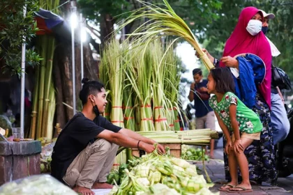 Jelang Idul Adha, Kulit Ketupat Banyak Diburu Warga di Jakarta