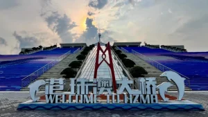 Jembatan Hong Kong-Zhuhai-Macau, Aspal yang Membelah Delta Sungai Mutiara