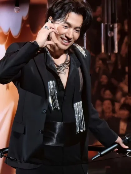 Jerry Yan Kenang Barbie Hsu Lewat Kalung Ikonik Shan Cai di Konser F✦FOREVER
