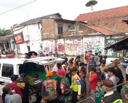 KA Cikarang-Kampung Bandan Tertemper di Bekasi, Seorang Pejalan Kaki Tewas