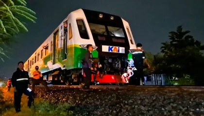 KAI Commuter: Jangan Loncat saat Kereta Belum Berhenti