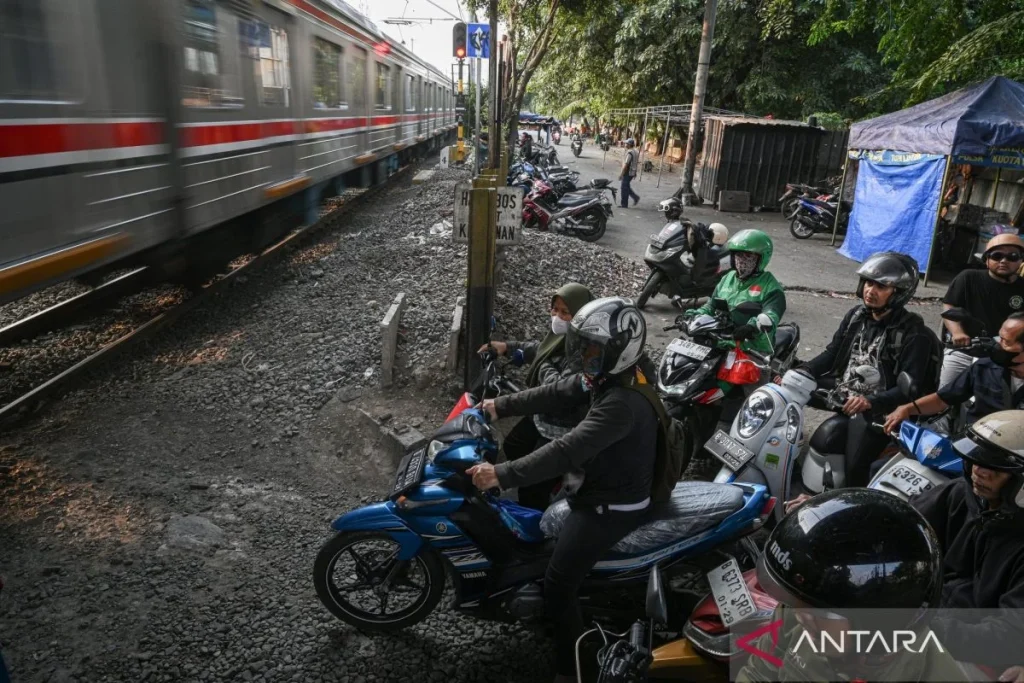KAI Tutup Pelintasan Liar Kereta di Tebet Jakarta Selatan