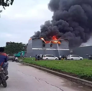 Kebakaran di Pergudangan Miami Jakbar: 4 Bangunan Hangus dan Ledakan Terdengar